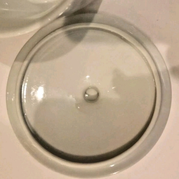 House of Prill Porcelain Poppy Lidded Storage Container Pre-owned. - Picture 4 of 6